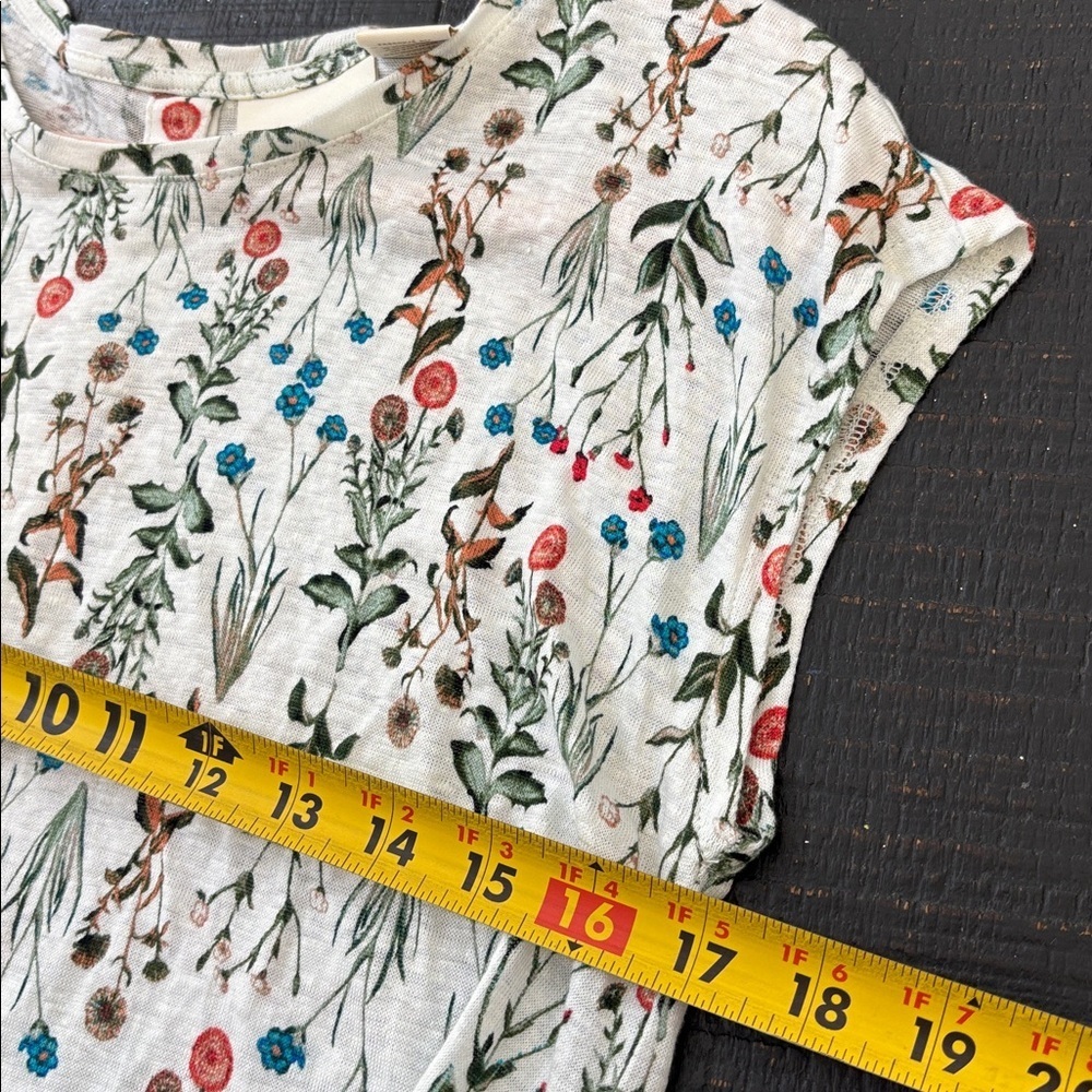 Cynthia Rowley 100% Linen Floral Top w/ beautiful back shell buttons accent Sz M - Picture 8 of 8